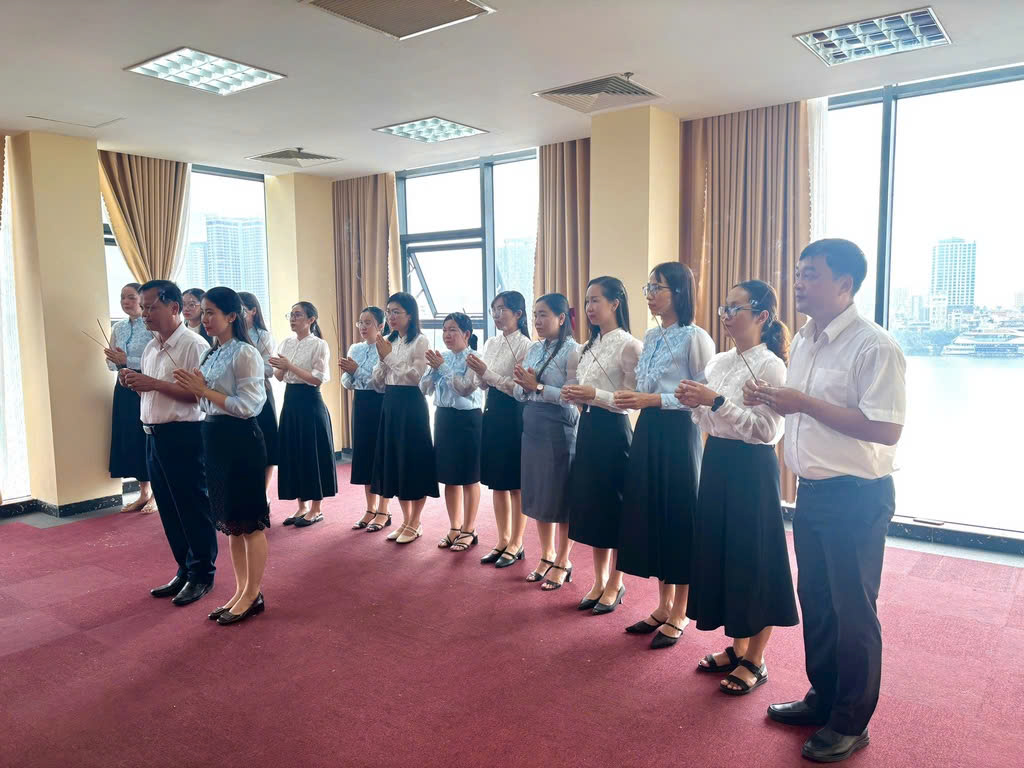 Đảng viên và công chức Chi bộ Phòng Tổ chức - Hành chính dâng hương tại Phòng tưởng niệm Chủ tịch Hồ Chí Minh